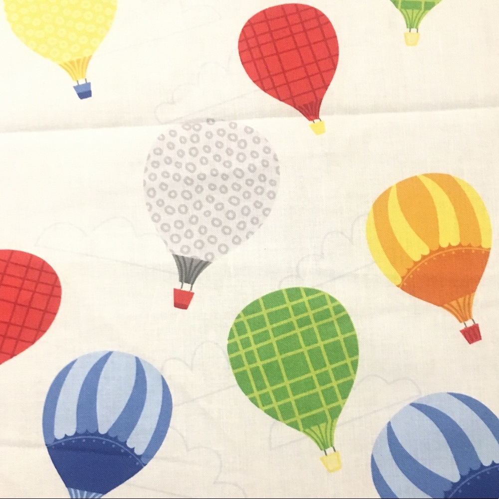 Hot air balloon face mask with filter pocket